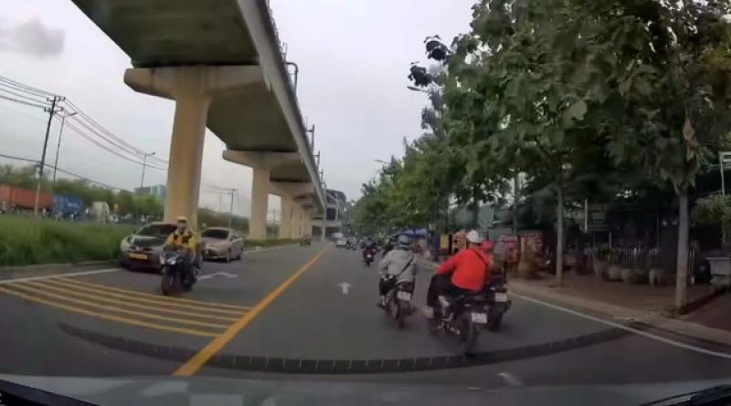 TP.HCM: Xác minh clip đạp ngã xe máy người đi đường- Ảnh 1. TP.HCM: Xác minh clip đạp ngã xe máy người đi đường- Ảnh 1.