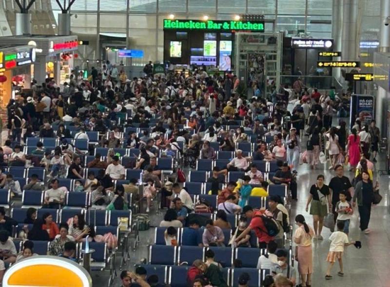 Mưa lớn, sân bay Đà Nẵng hủy hàng loạt chuyến bay - Ảnh 1.