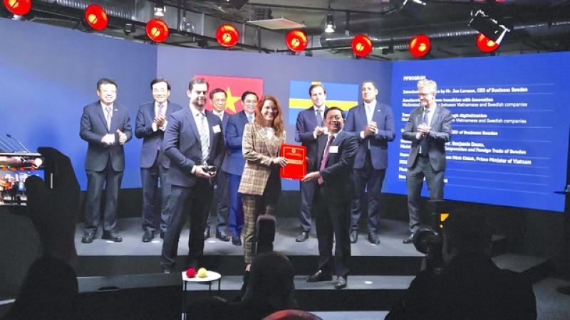 Trao giấy chứng nhận đăng ký đầu tư 1 tỉ USD cho doanh nghiệp Thụy Điển- Ảnh 1. Trao giấy chứng nhận đăng ký đầu tư 1 tỉ USD cho doanh nghiệp Thụy Điển- Ảnh 1.