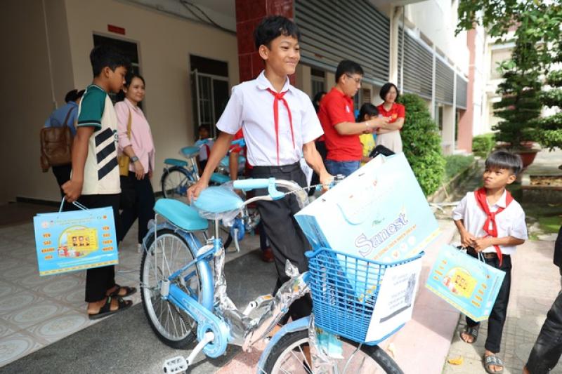 20 xe đạp đến với học sinh nghèo huyện miền núi của Khánh Hòa- Ảnh 3. 20 xe đạp đến với học sinh nghèo huyện miền núi của Khánh Hòa- Ảnh 3.