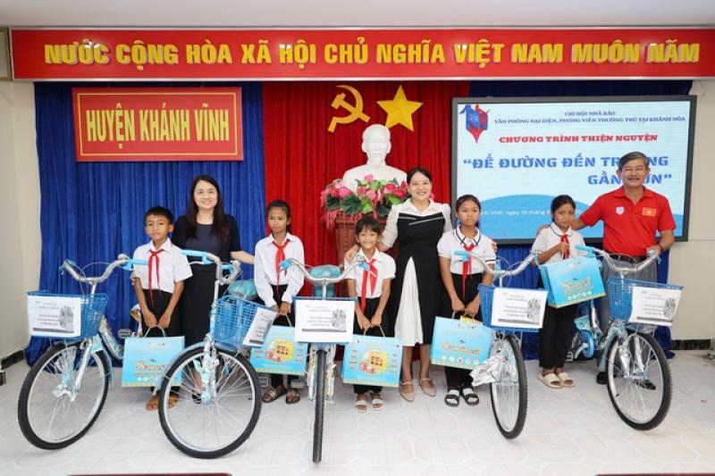 20 xe đạp đến với học sinh nghèo huyện miền núi của Khánh Hòa- Ảnh 1. 20 xe đạp đến với học sinh nghèo huyện miền núi của Khánh Hòa- Ảnh 1.