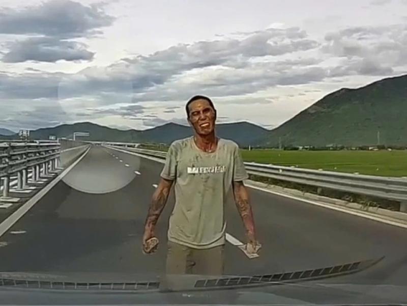 Người đàn ông cầm đá gây náo loạn cao tốc Vân Phong - Nha Trang- Ảnh 1. Người đàn ông cầm đá gây náo loạn cao tốc Vân Phong - Nha Trang- Ảnh 1.