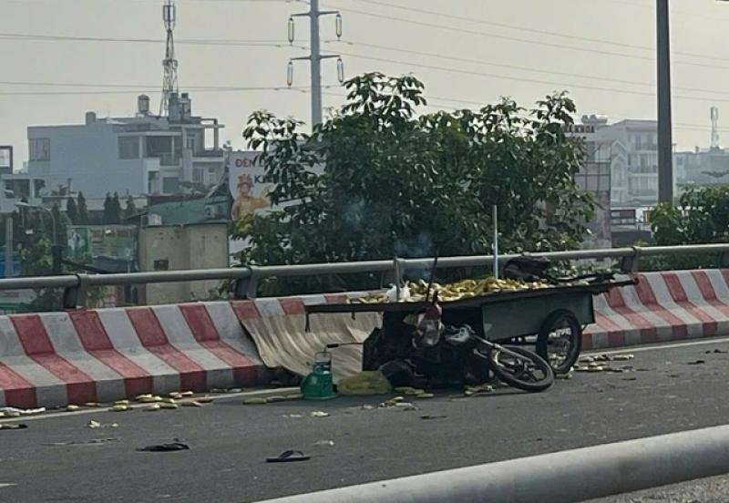 TP.HCM: Tai nạn trên cầu Bình Lợi, người bán trái cây tử vong- Ảnh 1. TP.HCM: Tai nạn trên cầu Bình Lợi, người bán trái cây tử vong- Ảnh 1.