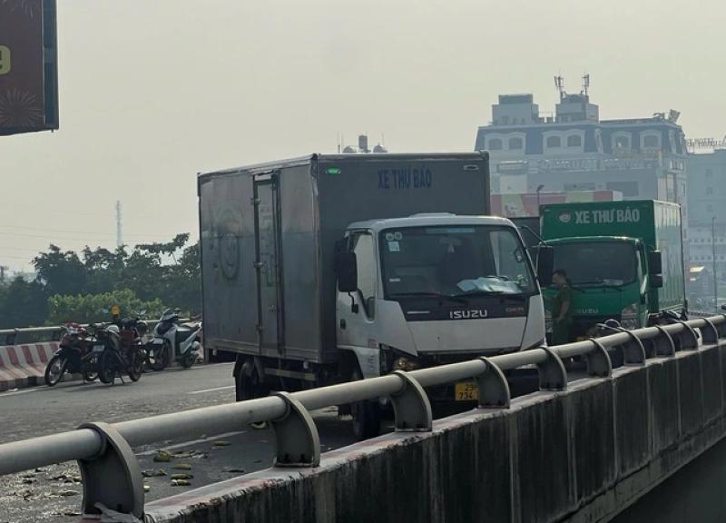 TP.HCM: Tai nạn trên cầu Bình Lợi, người bán trái cây tử vong- Ảnh 2. TP.HCM: Tai nạn trên cầu Bình Lợi, người bán trái cây tử vong- Ảnh 2.