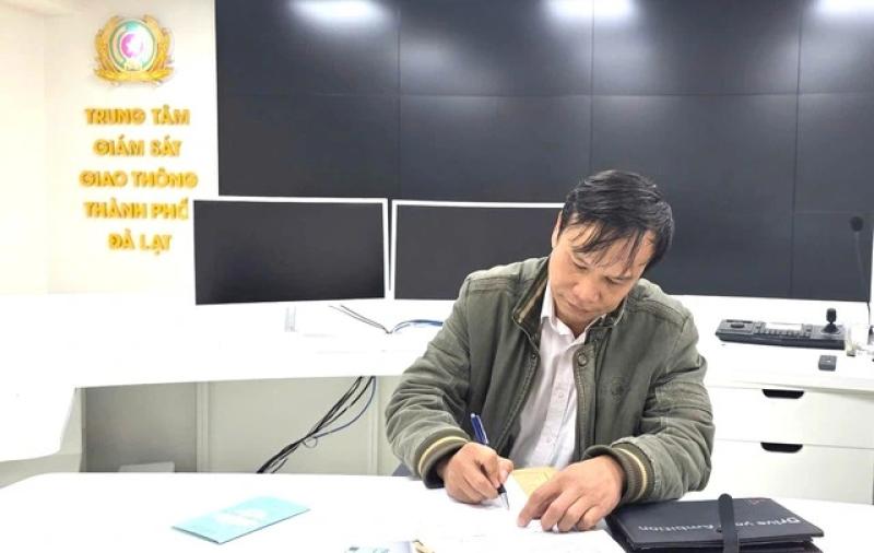 Tài xế vượt đèn đỏ cứu người: Hành động nhân văn đáng ghi nhận- Ảnh 2. Tài xế vượt đèn đỏ cứu người: Hành động nhân văn đáng ghi nhận- Ảnh 2.