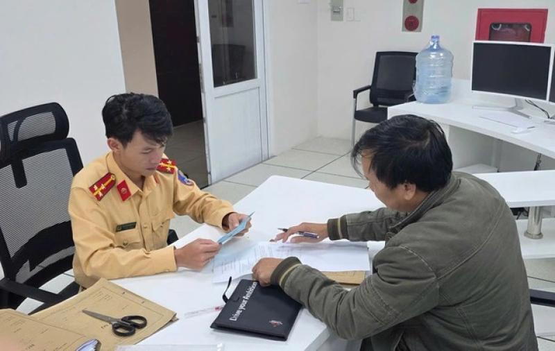 Tài xế vượt đèn đỏ cứu người: Hành động nhân văn đáng ghi nhận- Ảnh 1. Tài xế vượt đèn đỏ cứu người: Hành động nhân văn đáng ghi nhận- Ảnh 1.