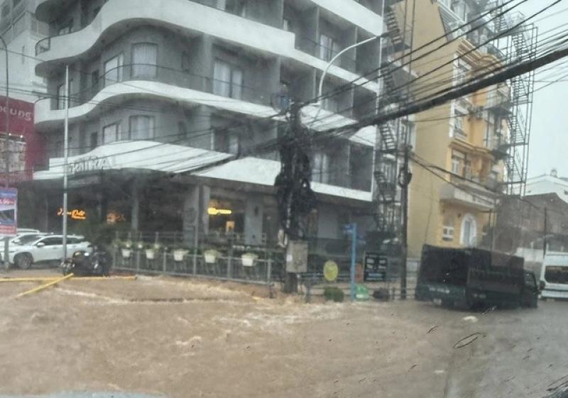 Đà Lạt mưa lớn như trút nước, nhiều tuyến đường ngập nặng- Ảnh 6. Đà Lạt mưa lớn như trút nước, nhiều tuyến đường ngập nặng- Ảnh 6.