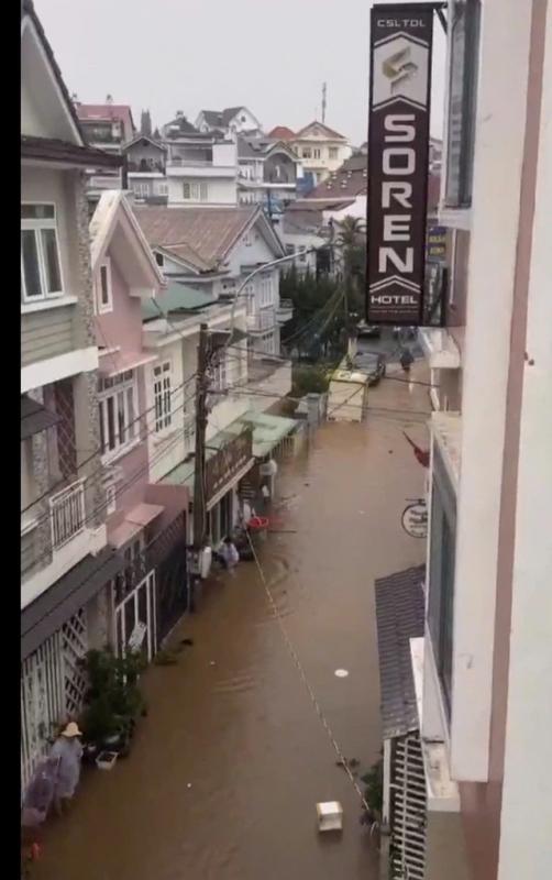 Đà Lạt mưa lớn như trút nước, nhiều tuyến đường ngập nặng- Ảnh 5. Đà Lạt mưa lớn như trút nước, nhiều tuyến đường ngập nặng- Ảnh 5.