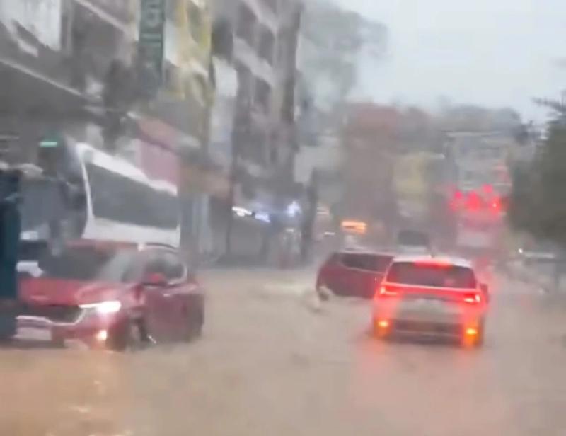Đà Lạt mưa lớn như trút nước, nhiều tuyến đường ngập nặng- Ảnh 12. Đà Lạt mưa lớn như trút nước, nhiều tuyến đường ngập nặng- Ảnh 12.