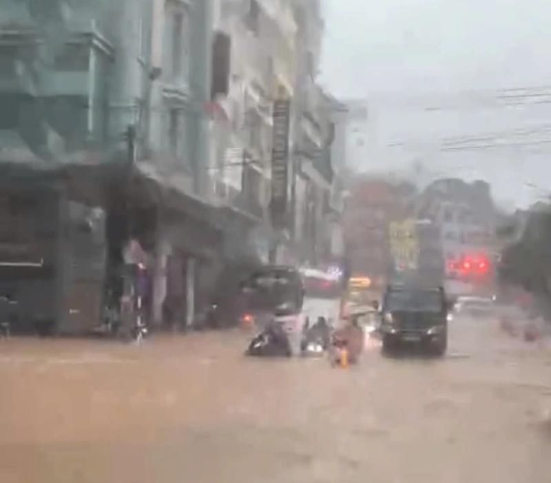 Đà Lạt mưa lớn như trút nước, nhiều tuyến đường ngập nặng- Ảnh 11. Đà Lạt mưa lớn như trút nước, nhiều tuyến đường ngập nặng- Ảnh 11.