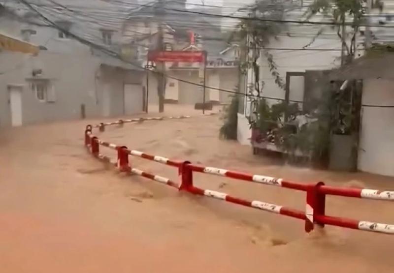 Đà Lạt mưa lớn như trút nước, nhiều tuyến đường ngập nặng- Ảnh 13. Đà Lạt mưa lớn như trút nước, nhiều tuyến đường ngập nặng- Ảnh 13.