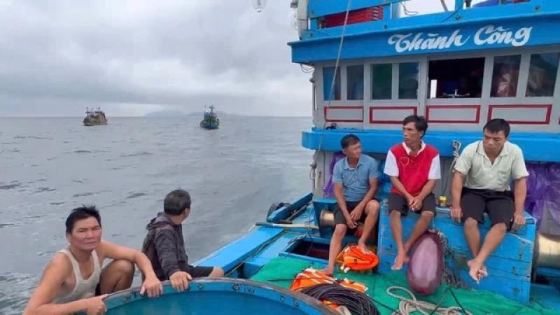 Tàu cá bị chìm ngoài khơi Lý Sơn, 11 ngư dân may mắn được cứu sống - Ảnh 2.