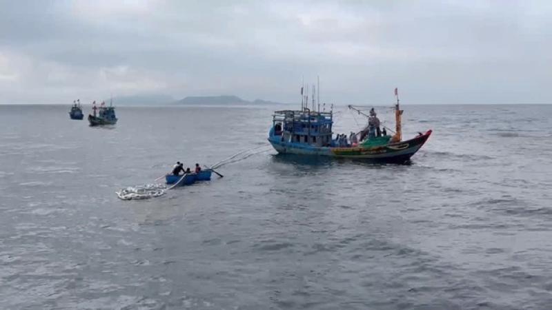 Tàu cá bị chìm ngoài khơi Lý Sơn, 11 ngư dân may mắn được cứu sống - Ảnh 1.