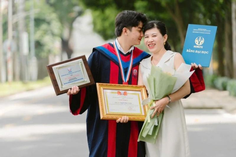 Nam sinh tốt nghiệp xuất sắc chia sẻ động lực từ mẹ và cuốn sổ hộ nghèo - Ảnh 1. Nam sinh tốt nghiệp xuất sắc chia sẻ động lực từ mẹ và cuốn sổ hộ nghèo - Ảnh 1.