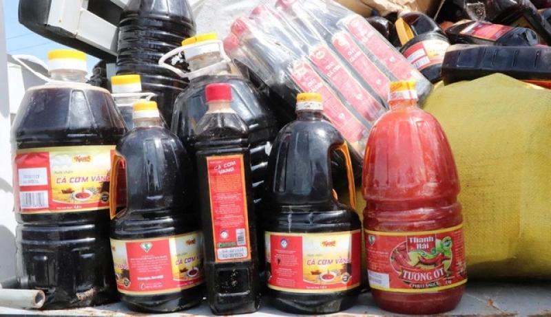Công an vào cuộc điều tra vụ gần 1.000 chai nước mắm vứt đống ở bụi rậm- Ảnh 2. Công an vào cuộc điều tra vụ gần 1.000 chai nước mắm vứt đống ở bụi rậm- Ảnh 2.