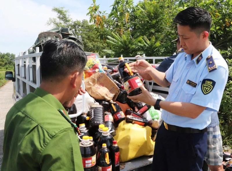 Công an vào cuộc điều tra vụ gần 1.000 chai nước mắm vứt đống ở bụi rậm- Ảnh 1. Công an vào cuộc điều tra vụ gần 1.000 chai nước mắm vứt đống ở bụi rậm- Ảnh 1.