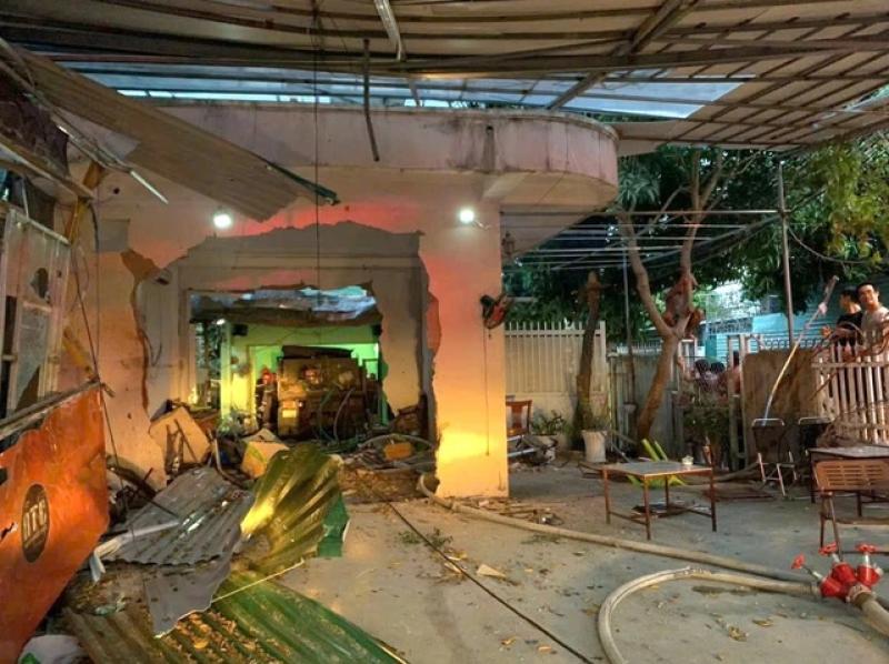 Khánh hòa xe tải mất lái tông sập nhà dân khiến 2 người bị thương nặng - Ảnh 1. Khánh hòa xe tải mất lái tông sập nhà dân khiến 2 người bị thương nặng - Ảnh 1.