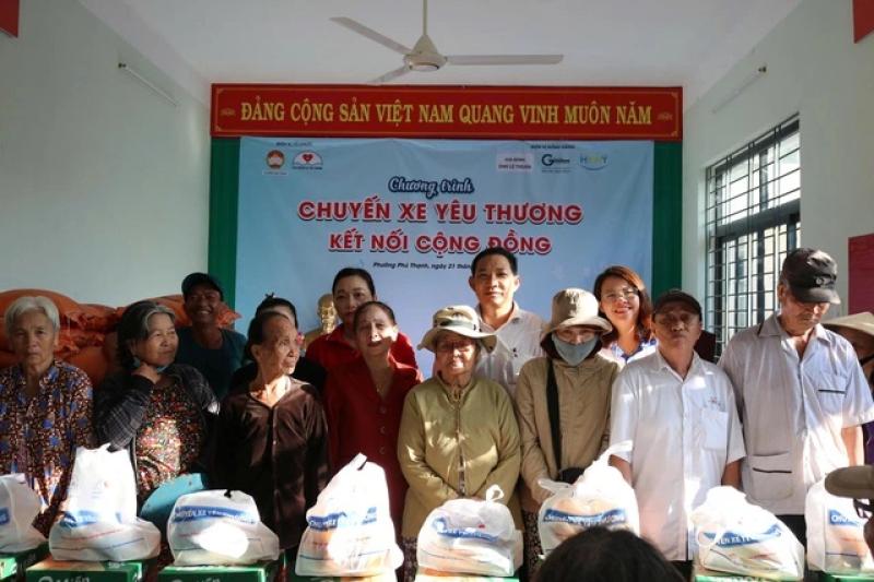 Chuyến xe yêu thương mang quà đến người nghèo tại TP . Tuy hòa , Phú Yên - Ảnh 1. Chuyến xe yêu thương mang quà đến người nghèo tại TP . Tuy hòa , Phú Yên - Ảnh 1.