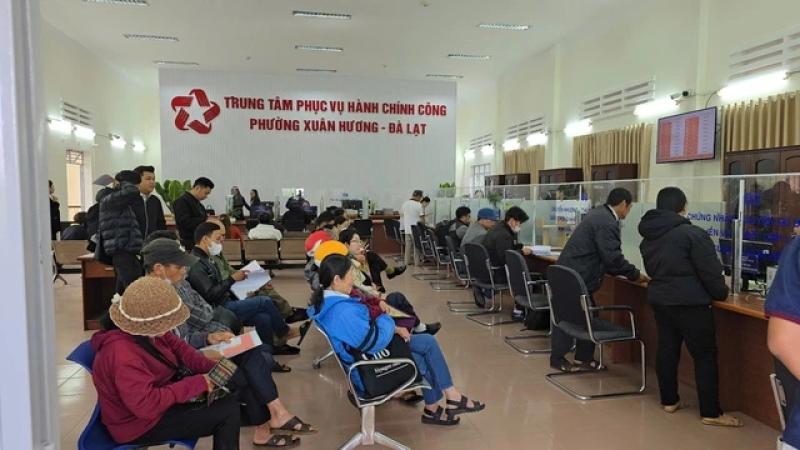 Trụ sở P.Xuân Hương - Đà Lạt đông nghẹt trước giờ vận hành thử nghiệm- Ảnh 1. Trụ sở P.Xuân Hương - Đà Lạt đông nghẹt trước giờ vận hành thử nghiệm- Ảnh 1.