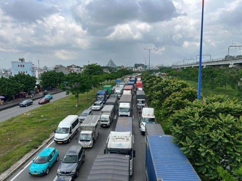 Ùn ứ tại cửa ngõ TP.HCM, dòng phương tiện 'chôn chân' nhiều giờ- Ảnh 1. Ùn ứ tại cửa ngõ TP.HCM, dòng phương tiện 'chôn chân' nhiều giờ- Ảnh 1.