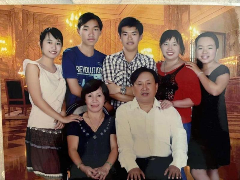 Gia đình có 5 người con: 1 giáo sư, 3 bác sĩ và 1 giám đốc - Ảnh 1.