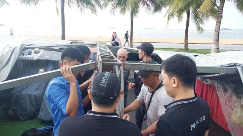 Mưa gió làm sập nhiều gian hàng tại hội chợ ở Quy Nhơn - Ảnh 3. Mưa gió làm sập nhiều gian hàng tại hội chợ ở Quy Nhơn - Ảnh 3.