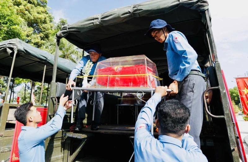 Long An: Đón 106 hài cốt liệt sĩ, quân tình nguyện Việt Nam hy sinh tại Campuchia- Ảnh 1. Long An: Đón 106 hài cốt liệt sĩ, quân tình nguyện Việt Nam hy sinh tại Campuchia- Ảnh 1.