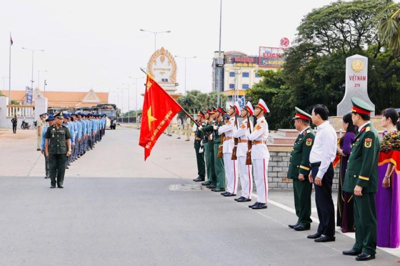 Long An: Đón 106 hài cốt liệt sĩ, quân tình nguyện Việt Nam hy sinh tại Campuchia- Ảnh 2. Long An: Đón 106 hài cốt liệt sĩ, quân tình nguyện Việt Nam hy sinh tại Campuchia- Ảnh 2.