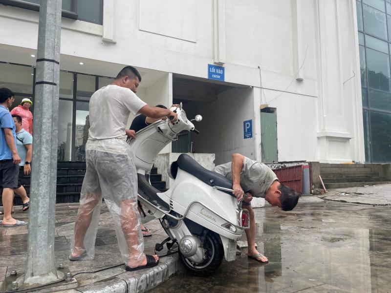 Hầm chung cư ở trung tâm Hạ Long ngập sâu, dân vội vàng di chuyển xe - Ảnh 4.