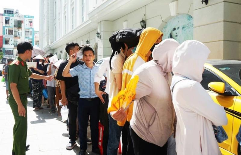 Lại quá tải nộp sơ đăng ký mua nhà ở xã hội tại Đà Nẵng - Ảnh 1.