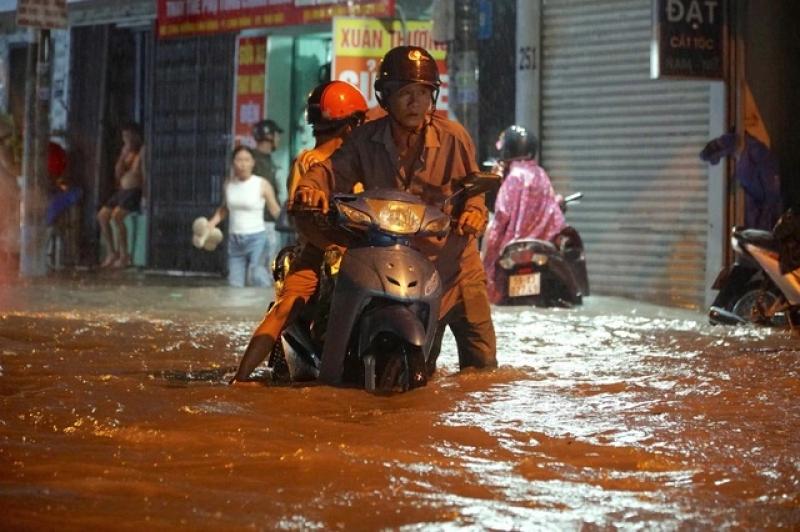 TP.HCM mây đen ngập trời, gió rít liên hồi; nơi nào sắp mưa? - Ảnh 1.