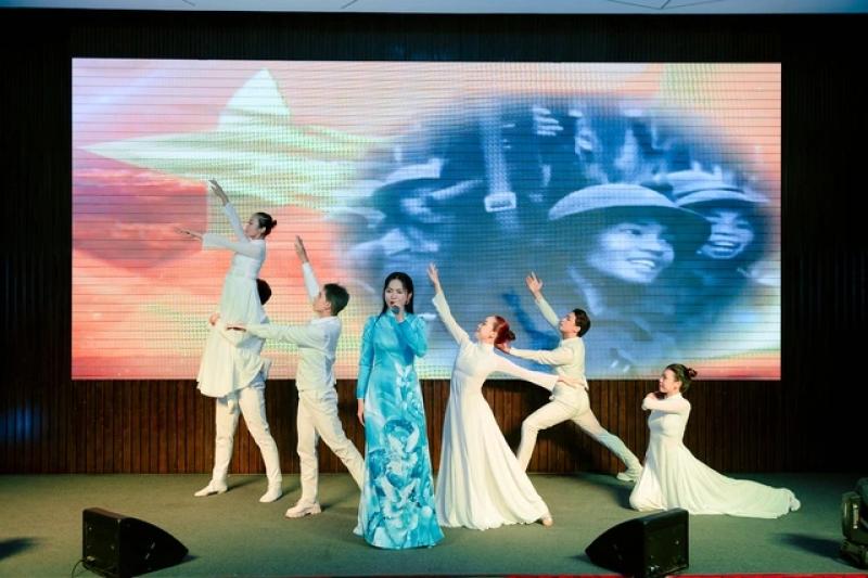 Thanh Ngọc, Duyên Quỳnh diện áo dài, khoe giọng cao vút trên sân khấu sinh viên- Ảnh 3. Thanh Ngọc, Duyên Quỳnh diện áo dài, khoe giọng cao vút trên sân khấu sinh viên- Ảnh 3.