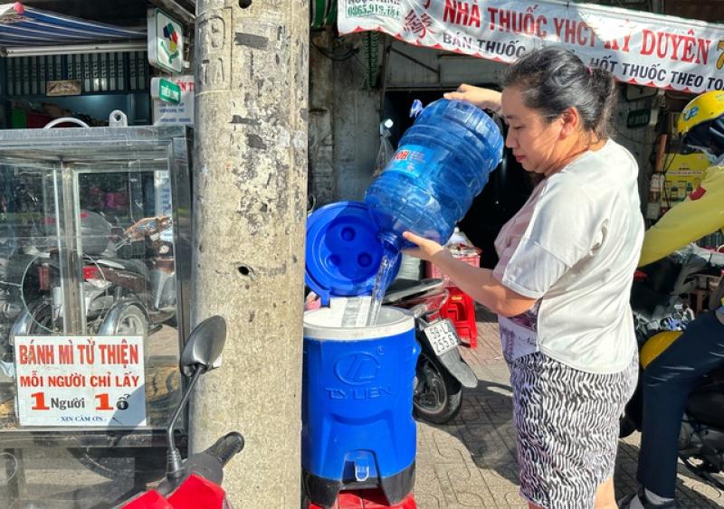 Tủ bánh mì miễn phí ở Chợ Lớn: Hành động từ thiện đầy ý nghĩa - Ảnh 1. Tủ bánh mì miễn phí ở Chợ Lớn: Hành động từ thiện đầy ý nghĩa - Ảnh 1.