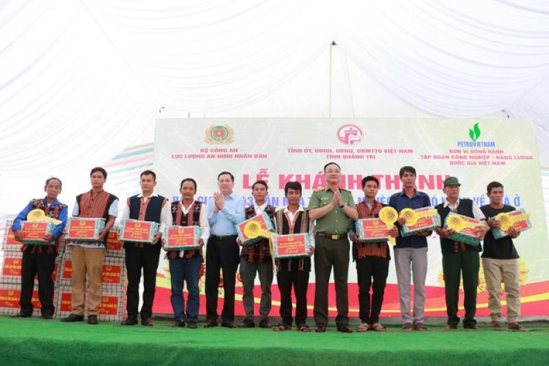 4 tháng 5 ngày, Bộ Công an thực hiện xong 1.143 nhà tặng người nghèo Quảng Trị - Ảnh 1.