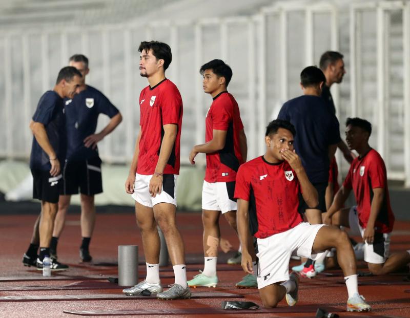 Ngôi sao nhập tịch U.23 Indonesia dán băng chằng chịt trước trận chung kết với Việt Nam- Ảnh 1. Ngôi sao nhập tịch U.23 Indonesia dán băng chằng chịt trước trận chung kết với Việt Nam- Ảnh 1.