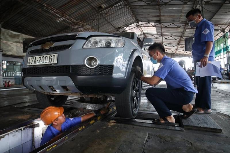 Thực hư lắp đèn soi biển số phía trước ô tô sẽ bị phạt? - Ảnh 1. Thực hư lắp đèn soi biển số phía trước ô tô sẽ bị phạt? - Ảnh 1.