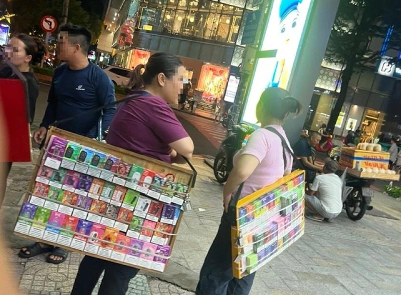 Thâm nhập ổ bán chất gây nghiện: 'Quầy' thuốc lá điện tử di động - Ảnh 1.