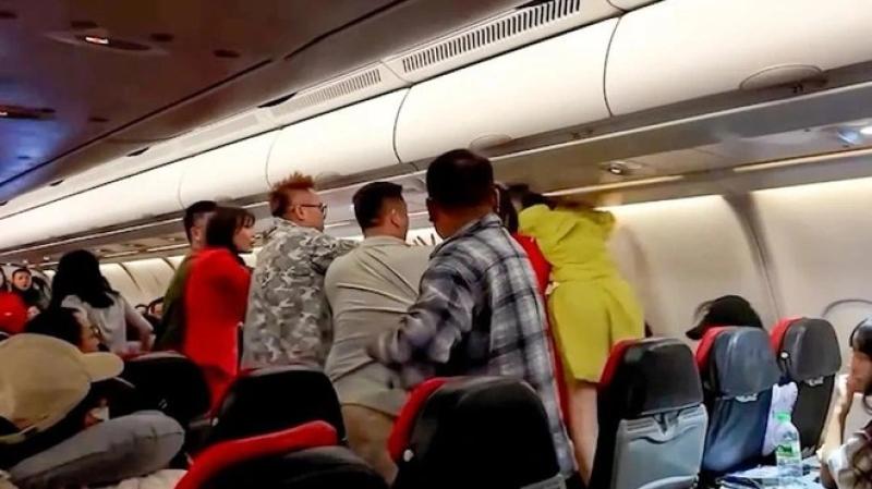 Đánh nhau trên máy bay: Hành khách Trung Quốc hỗn loạn trên chuyến bay AirAsia X - Ảnh 3. Đánh nhau trên máy bay: Hành khách Trung Quốc hỗn loạn trên chuyến bay AirAsia X - Ảnh 3.