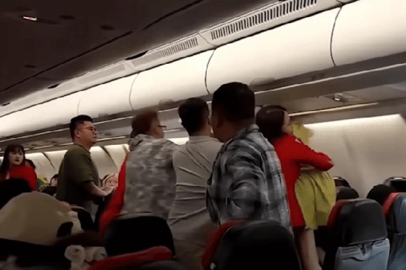 Đánh nhau trên máy bay: Hành khách Trung Quốc hỗn loạn trên chuyến bay AirAsia X - Ảnh 1. Đánh nhau trên máy bay: Hành khách Trung Quốc hỗn loạn trên chuyến bay AirAsia X - Ảnh 1.