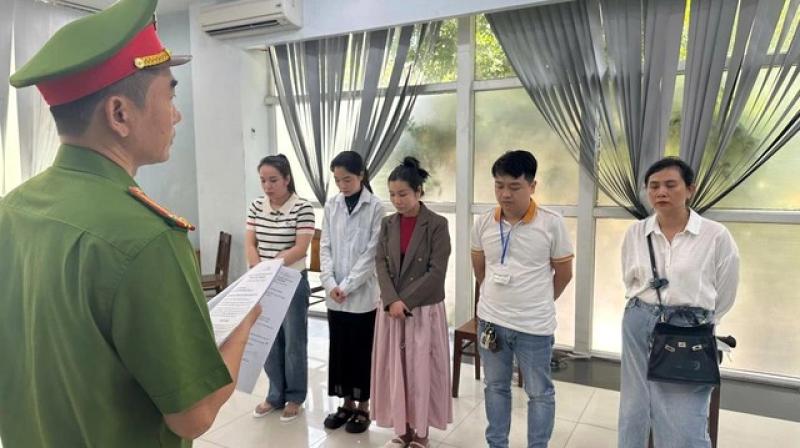 Bác sĩ dỏm chưa học hết THPT, hành hạ bệnh nhân để moi tiền- Ảnh 1. Bác sĩ dỏm chưa học hết THPT, hành hạ bệnh nhân để moi tiền- Ảnh 1.
