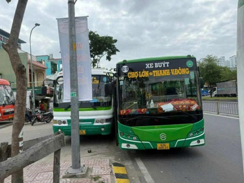 Xôn xao clip 2 xe buýt chèn ép nhau, lao lên vỉa hè ở TP.HCM- Ảnh 1. Xôn xao clip 2 xe buýt chèn ép nhau, lao lên vỉa hè ở TP.HCM- Ảnh 1.