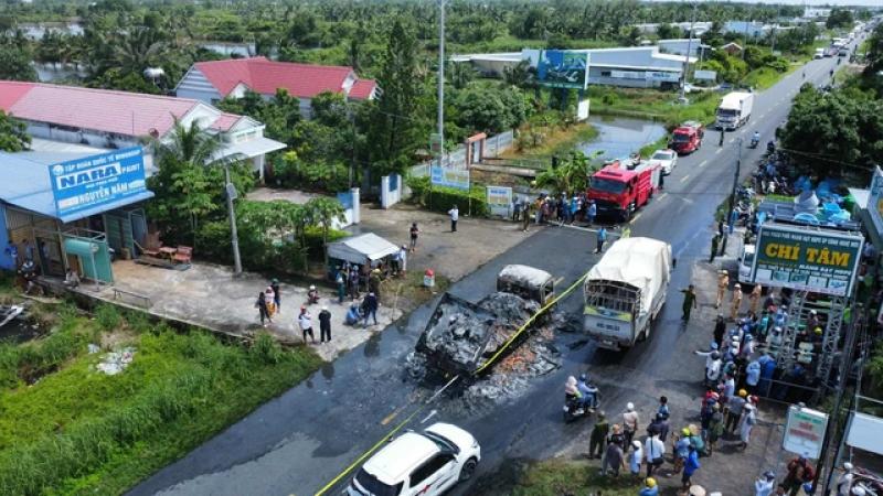 Tai nạn tại Cà Mau: 2 người tử vong tại chỗ, 2 xe cháy rụi- Ảnh 2. Tai nạn tại Cà Mau: 2 người tử vong tại chỗ, 2 xe cháy rụi- Ảnh 2.