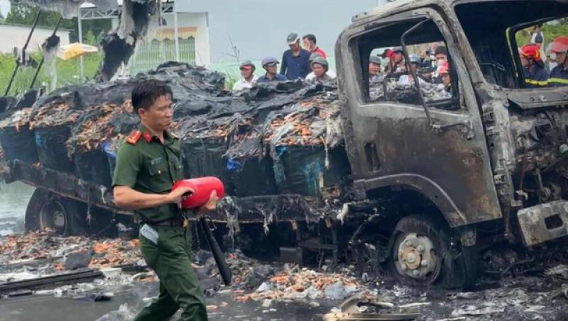Tai nạn tại Cà Mau: 2 người tử vong tại chỗ, 2 xe cháy rụi- Ảnh 3. Tai nạn tại Cà Mau: 2 người tử vong tại chỗ, 2 xe cháy rụi- Ảnh 3.