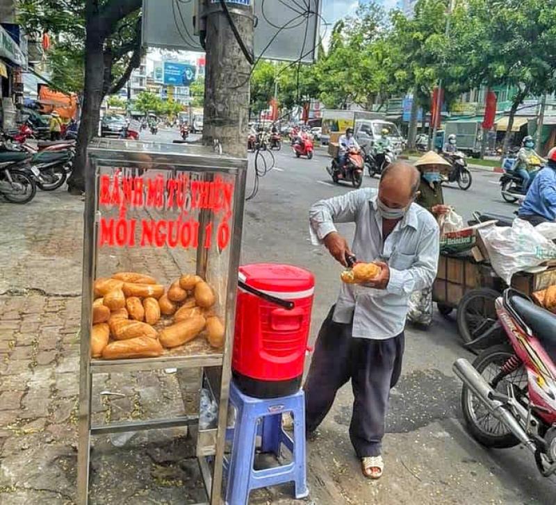 Tủ bánh mì miễn phí ở Chợ Lớn: Hành động từ thiện đầy ý nghĩa - Ảnh 3. Tủ bánh mì miễn phí ở Chợ Lớn: Hành động từ thiện đầy ý nghĩa - Ảnh 3.