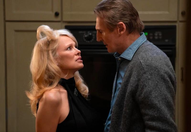 Liam Neeson 'say đắm' mỹ nhân Pamela Anderson khi đóng phim chung - Ảnh 1.