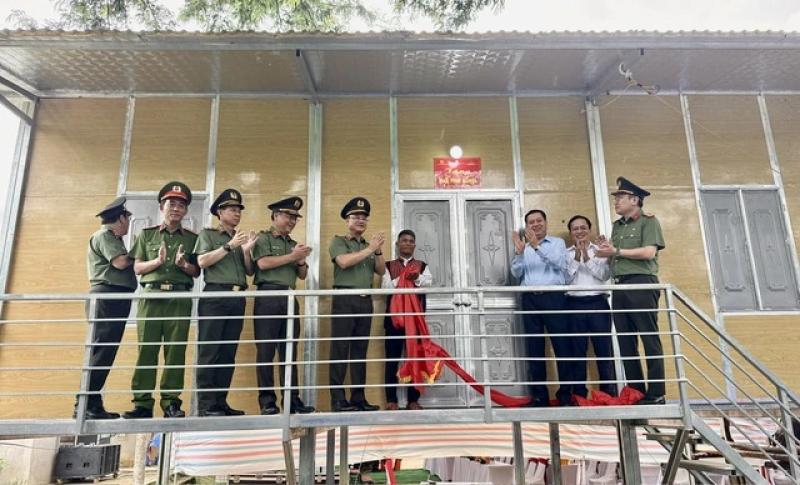 4 tháng 5 ngày, Bộ Công an thực hiện xong 1.143 nhà tặng người nghèo Quảng Trị - Ảnh 2.