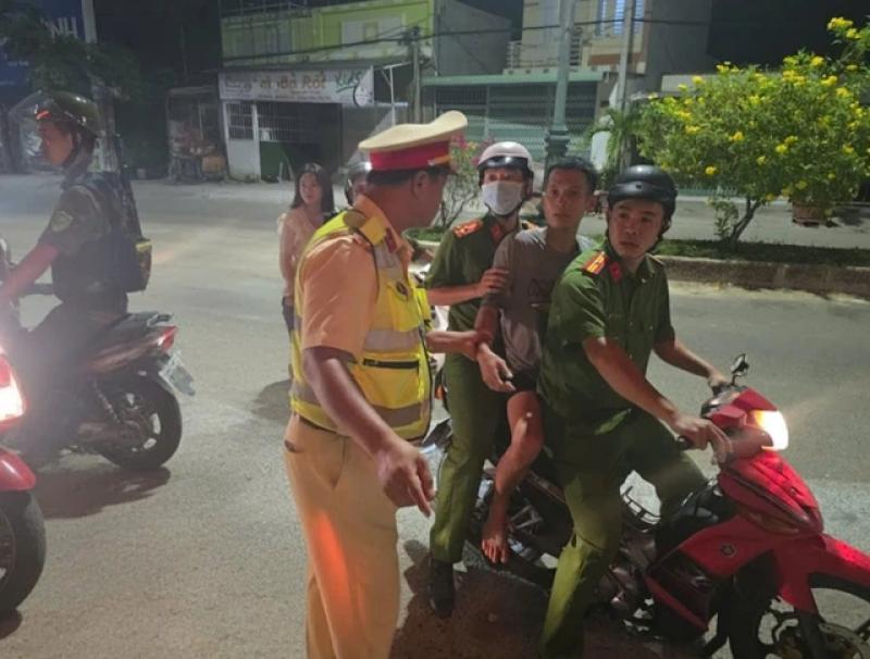 Công an Lâm Đồng bắt 3 đối tượng hành hung thiếu niên ở TPHCM gây bức xúc - Ảnh 1. Công an Lâm Đồng bắt 3 đối tượng hành hung thiếu niên ở TPHCM gây bức xúc - Ảnh 1.