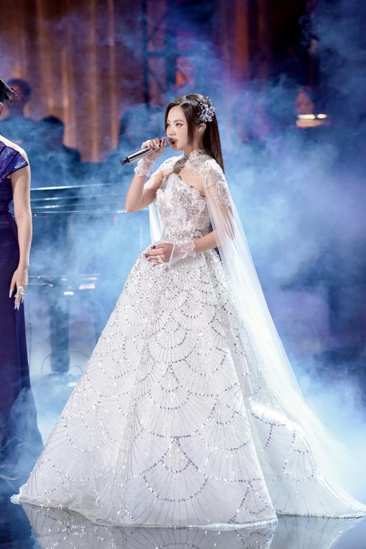 Phương Mỹ Chi hát hit 'Lạc trôi', vào top 3 show âm nhạc ‘Sing! Asia’- Ảnh 2. Phương Mỹ Chi hát hit 'Lạc trôi', vào top 3 show âm nhạc ‘Sing! Asia’- Ảnh 2.