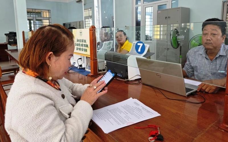 Ngày đầu làm việc ở chính quyền xã mới: 'Xử lý thủ tục chỉ mất 15 phút’ - Ảnh 4. Ngày đầu làm việc ở chính quyền xã mới: 'Xử lý thủ tục chỉ mất 15 phút’ - Ảnh 4.