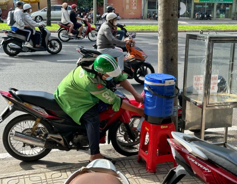 Tủ bánh mì miễn phí ở Chợ Lớn: Hành động từ thiện đầy ý nghĩa - Ảnh 2. Tủ bánh mì miễn phí ở Chợ Lớn: Hành động từ thiện đầy ý nghĩa - Ảnh 2.